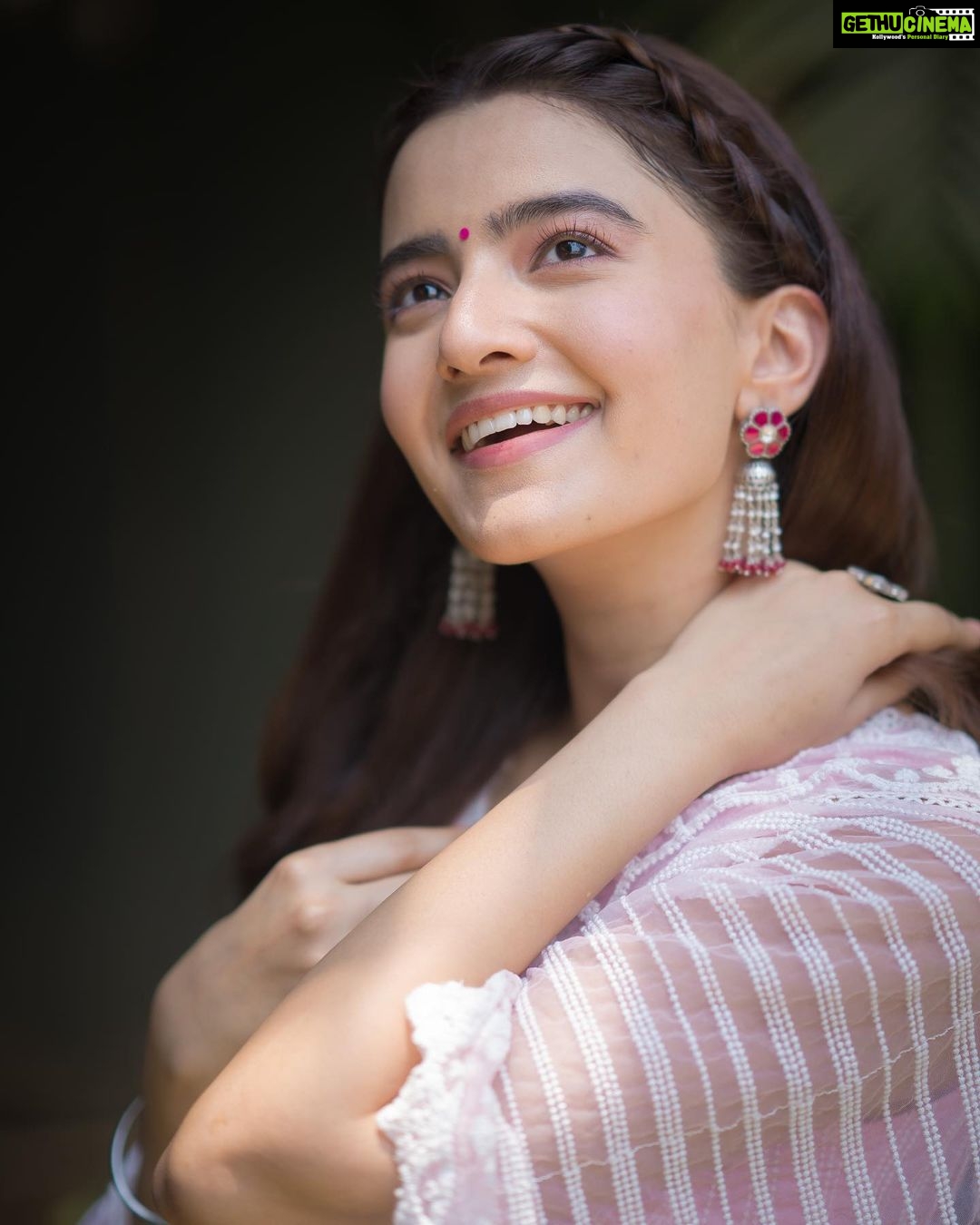 Rukshar Dhillon Instagram - When you see the Eid Ka Chaand🌙♥️ #AshokaVanamLoArjunaKalyanam Promotions! 3 Days to go💥 Styled by- @meghanaalluri @shefalideora_ Assisted by- @bhargavikallam Make up by - @makeupbysheffali Hair by- @seena_hair143 Photographer- @_anupphotography Outfit- @shopmulmul Jewellery- @the_chandi_studio #AVAK #RuksharDhillon