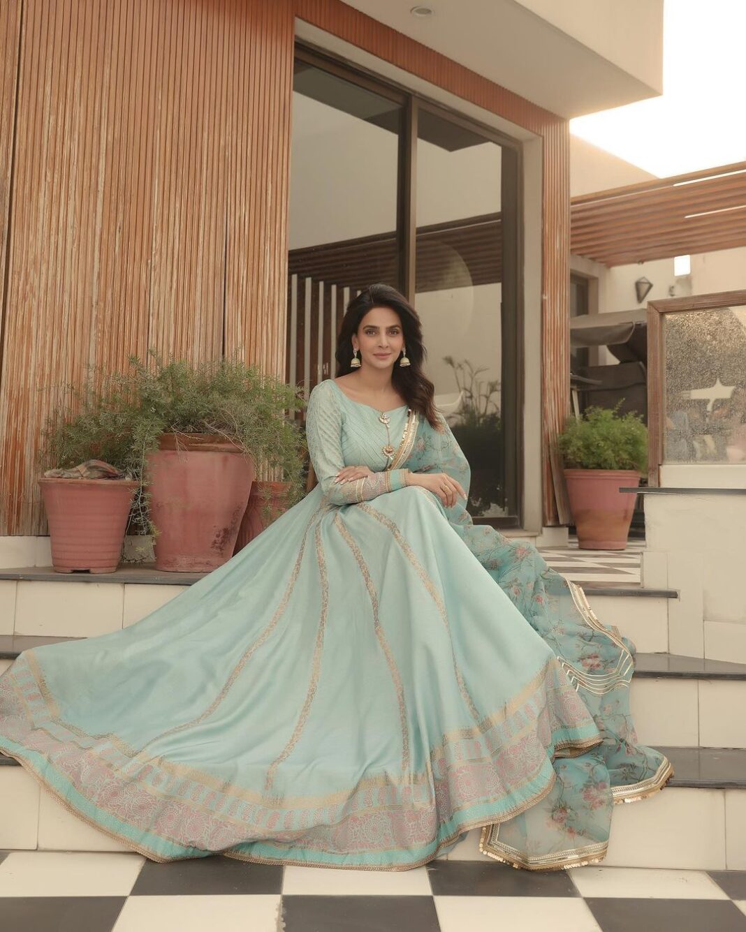 Saba Qamar Zaman Instagram - Kahan Ho Tum Chalay Aao Muhabbat Ka Taqaza Hai ☘️🌸 👗 @mohsin.naveed.ranjha @mohsin.ranjha_dino 📸 @waqar_ahmed_butt @paragonstudioofficial Eid Mubarak