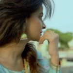 Saba Qamar Zaman Instagram – Sahday vull mukhra morr vey pyariya 🕊🎵 🌼