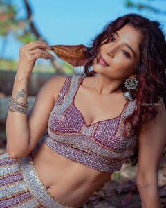 Sakshi Agarwal Instagram - Princess like vibez👑
.
@ngrnandha @dhiya_makeoverartistry @countryclubofficial @hepyssaa_couture 
.
#legenga #beauty #indowestern