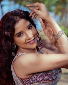 Sakshi Agarwal Instagram - Princess like vibez👑
.
@ngrnandha @dhiya_makeoverartistry @countryclubofficial @hepyssaa_couture 
.
#legenga #beauty #indowestern