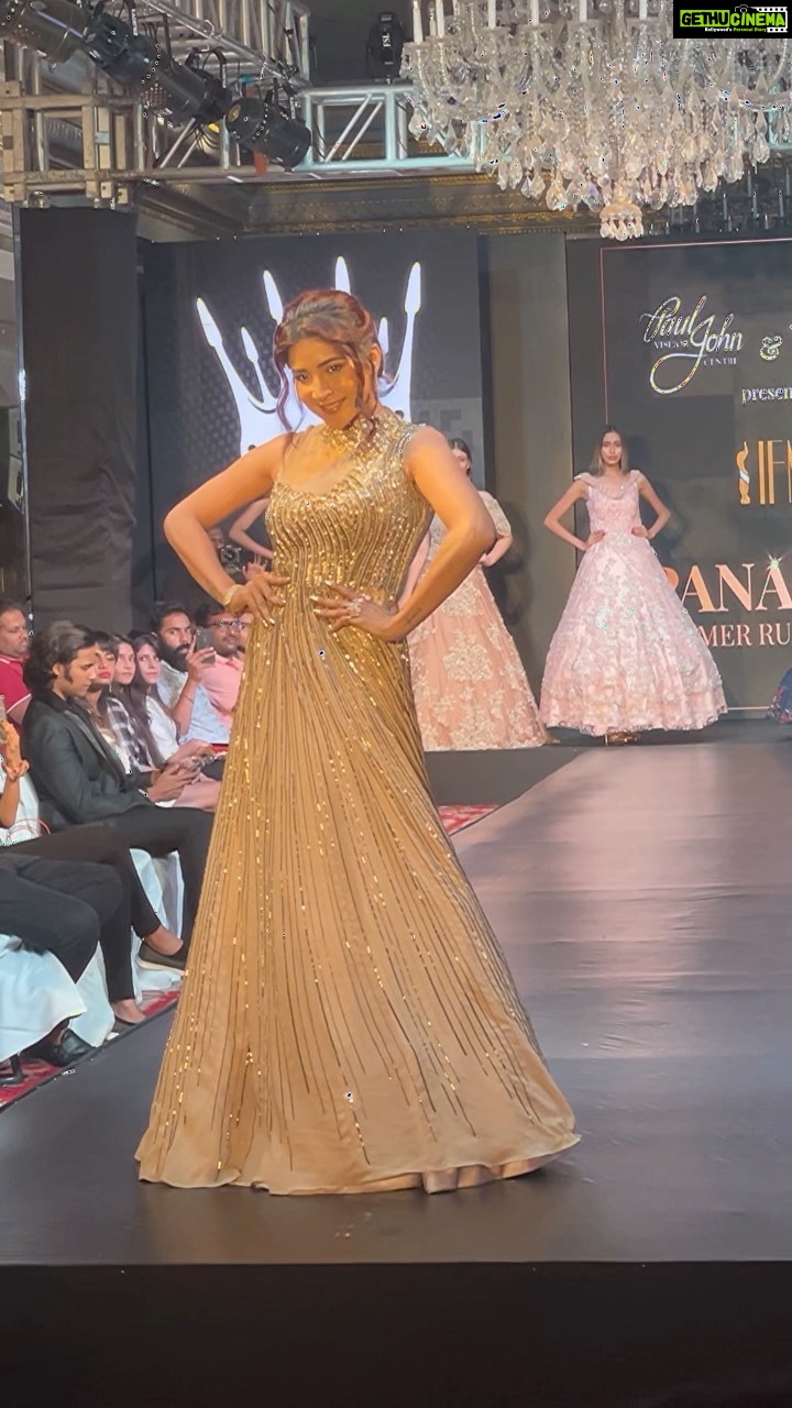 Sakshi Agarwal Instagram - All about last night😍 . @princephinehas25 @princephinehasdesigns @chandrarekha_mua @joemichael.official @pravin.psy #transitionreels #reelsinstagram #fashionshowreel #explore #explorepage #reelsindia #trendingreels #trendingsongs #goldendress #showstopper #trendingnow #sakshiagarwal