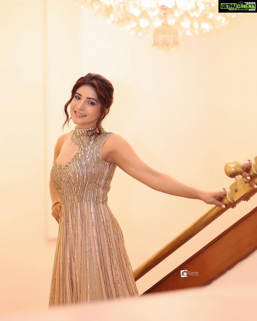 Sakshi Agarwal Instagram - Princess vibez🥰 . Wearing @princephinehasdesigns @princephinehas25 Mua: @chandrarekha_mua Jewellery @vishaki.rentjewellery Photography : @vividsnapsphotography_ @impressions_n_exposures @joemichael.official . #sakshiagarwal #showstopper #goldensequins #bangalore #biggboss #kollywood The Capitol Hotel