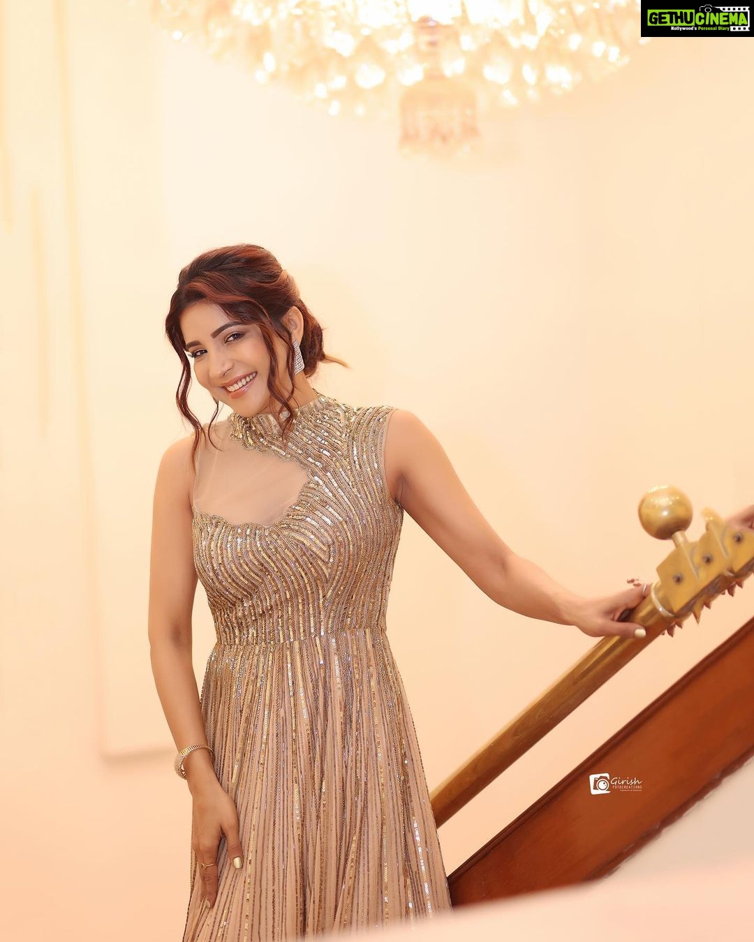 Sakshi Agarwal Instagram - Princess vibez🥰 . Wearing @princephinehasdesigns @princephinehas25 Mua: @chandrarekha_mua Jewellery @vishaki.rentjewellery Photography : @vividsnapsphotography_ @impressions_n_exposures @joemichael.official . #sakshiagarwal #showstopper #goldensequins #bangalore #biggboss #kollywood The Capitol Hotel