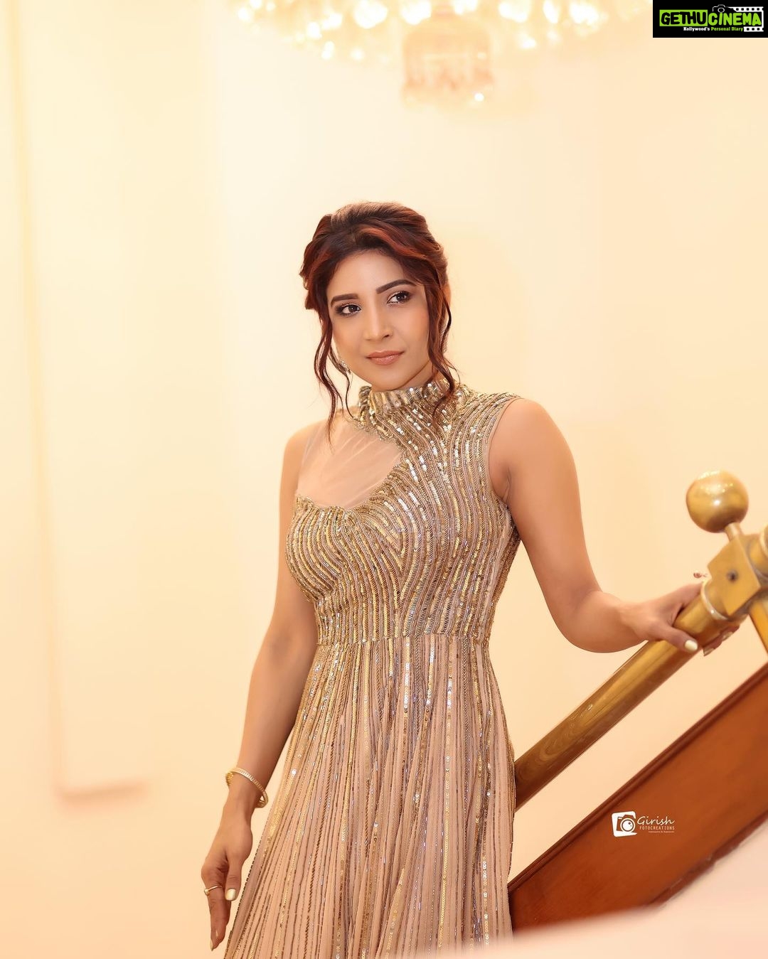Sakshi Agarwal Instagram - Princess vibez🥰 . Wearing @princephinehasdesigns @princephinehas25 Mua: @chandrarekha_mua Jewellery @vishaki.rentjewellery Photography : @vividsnapsphotography_ @impressions_n_exposures @joemichael.official . #sakshiagarwal #showstopper #goldensequins #bangalore #biggboss #kollywood The Capitol Hotel