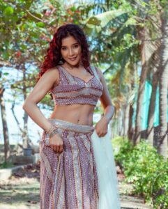Sakshi Agarwal Instagram - Princess like vibez👑
.
@ngrnandha @dhiya_makeoverartistry @countryclubofficial @hepyssaa_couture 
.
#legenga #beauty #indowestern