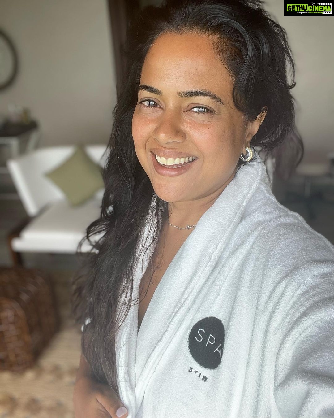 Sameera Reddy Instagram - Say βyesβ for happiness π₯³ #throwback #family #gratitude #moments π« . @jwmmaldives π JW Marriott Maldives Resort & Spa