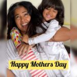 Sameera Reddy Instagram - Sing with me Mamas🤪Happy Mother’s Day 💃🏻 #messymama #momlife #karaoke #happymothersday 🎶 Dilbar