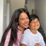 Sameera Reddy Instagram - Shake away the morning blues with a delicious glass of #MotherDairyCowMilk. Just SNAP, SIP, SLAM, and WIPE aur Chutki Bajate Hi Doodh Finish! 💪🏼 Why don’t you try this with your little one and share your story by tagging @motherdairy 🥛 Homogenized milk that's tasty and easy to digest for me and my little one! 😋 #MotherDairyCowMilk #chutkibajatehidoodhfinish