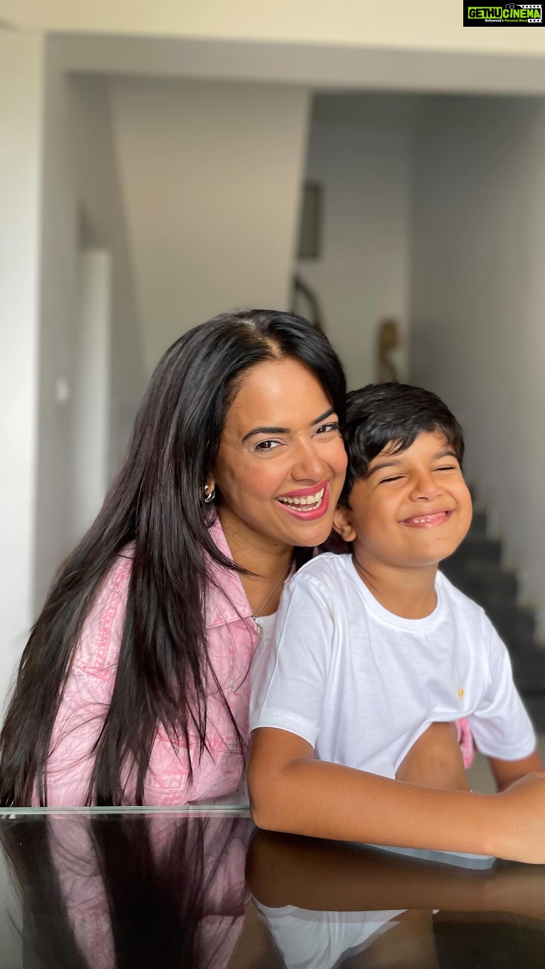 Sameera Reddy Instagram - Shake away the morning blues with a delicious glass of #MotherDairyCowMilk. Just SNAP, SIP, SLAM, and WIPE aur Chutki Bajate Hi Doodh Finish! ๐ช๐ผ Why donโt you try this with your little one and share your story by tagging @motherdairy ๐ฅ Homogenized milk that's tasty and easy to digest for me and my little one! ๐ #MotherDairyCowMilk #chutkibajatehidoodhfinish