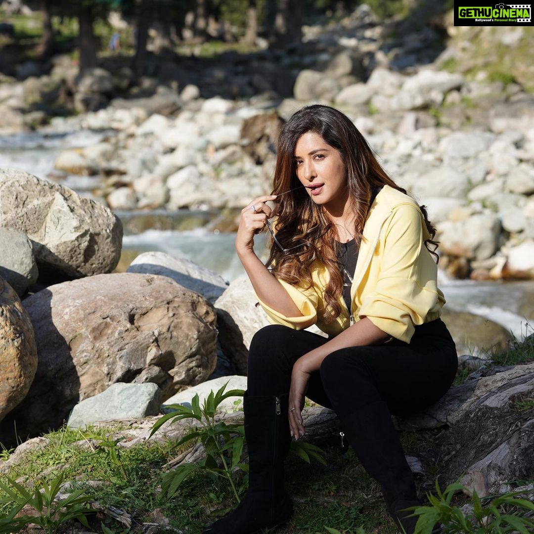 Sameksha Instagram - In my last trip to Kashmir, met some amazing innocent, simple locals… would like to share a fascinating story of the role of nature in shaping human behavior was mentioned in Marco Polo’s diary. It said that in 1272 when Polo was traveling through the different parts of Western Asia, he noted that the people of Kerman were polite, humble, and well-behaved, while the people in Persia, which was in the neighborhood, were cruel, unkind, and threatful. When exploring the reason for this stark behavioral difference, the people said that it was the ‘soil’ that was responsible for it. And as the story goes, when the King ordered soil from Isfahan in Persia and kept it in his banquet hall, his men started to shower each other with curse words and assaulted their folks. After seeing so much in their lives, I feel it’s their soil and heavenly beauty of nature that they are still holding up. 🙌🏻 #loveandblessings #kashmir #kashmirdairies