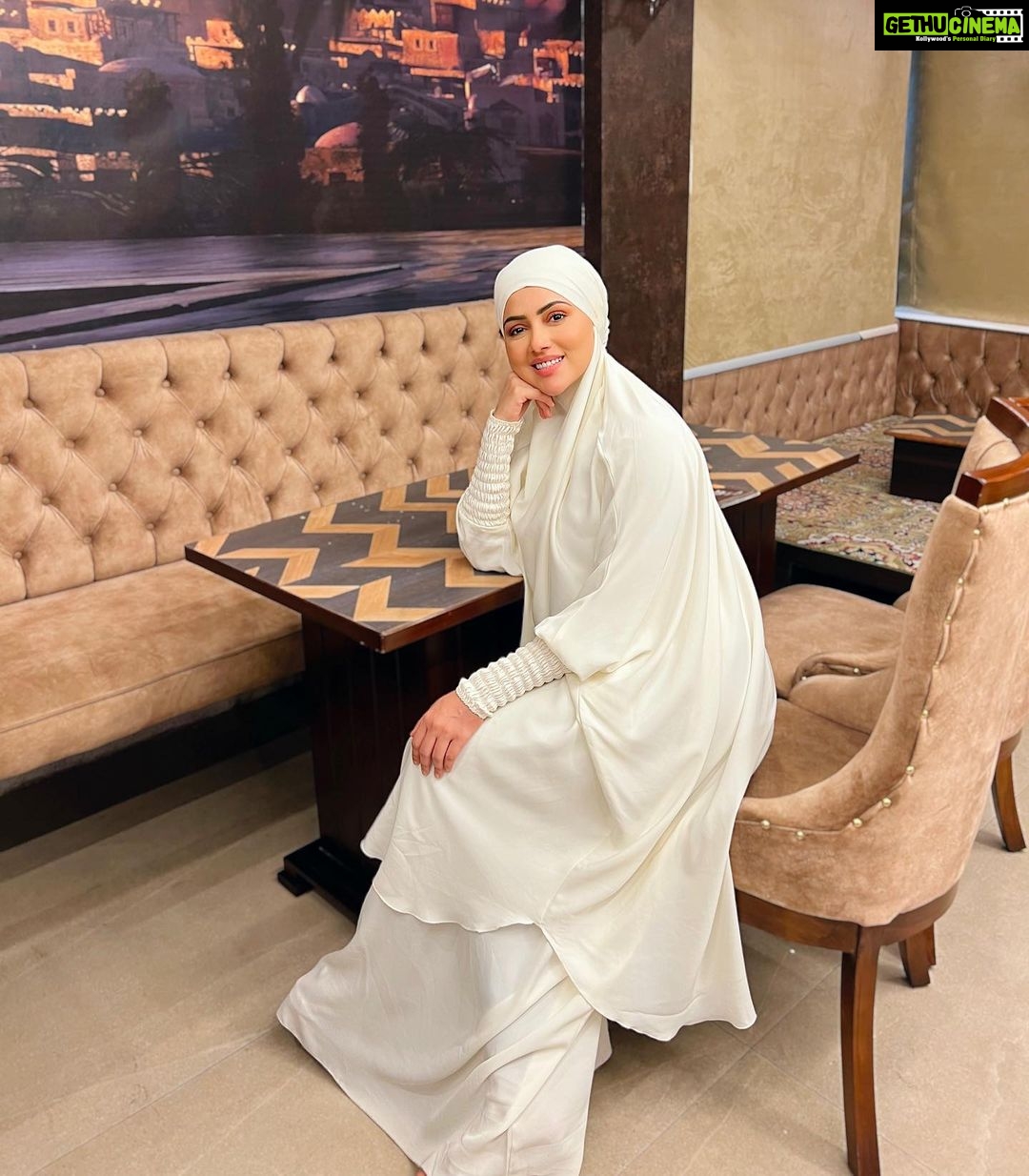 Sana Khan Instagram - When Allah has selected you it doesn’t matter who else has neglected or rejected you. Allah’s favor outweighs all Opposition🙌🏻 Have this faith my Brothers’s/Sisters n keep working towards righteousness. It’s never too late🙌🏻 May Allah guide us all. Ameen Abaya @hayabysanakhan #sanakhan #anassaiyad #hayabysanakhan #facespabysanakhan #alhamdulillah #grateful #workinonmyself