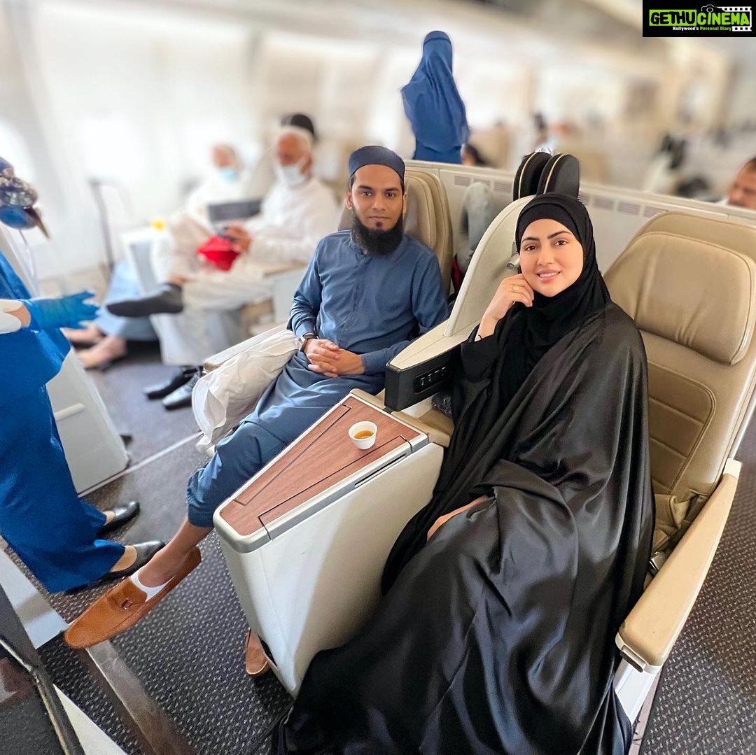 Sana Khan Instagram - Alhamdullilah Allah has been very kind to us. And Allah blessed me with this beautiful soul @anas_saiyad20 who made my life better in ways I could never imagine in which the most important thing is he got me closer to Allah and the shariah ♥️ Everyday I learn from him I watch I practice. May Allah make it easy for us. Allah ke ghar ka bulawa 🤲🏻 Saudi style abaya @hayabysanakhan Kurta/pajama/topi for Anas @hayabysanakhan #sanakhan #anassaiyad #alhamdulillah #madina #makkah #umrah King Khalid International Airport
