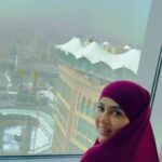 Sana Khan Instagram - Can it get any better Alhamdullilah for everything 🤲🏻 Can’t believe Allah called us back to him home so soon. Allah sabko bulaye baar baar bulaye ❤️ JazakAllah khair Khalid bhai for always being there n doing everything with so much ease @alkhalidtours Thank you @fairmontmakkah for always being so hospitable 🙌🏻 New fish tail dropping soon for this Eid @hayabysanakhan Give me a thumps up if u loving it. #alhamdulillah #umrah #makkah #fairmontmakkah #alkhalidtours #blessed #sanakhan #anassaiyad Makkah Clock Royal Tower, A Fairmont Hotel