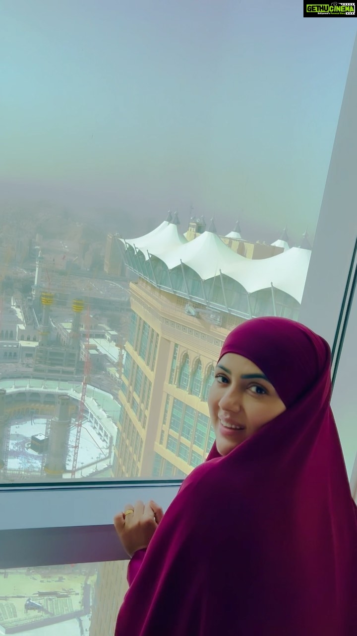 Sana Khan Instagram - Can it get any better Alhamdullilah for everything 🤲🏻 Can’t believe Allah called us back to him home so soon. Allah sabko bulaye baar baar bulaye ❤️ JazakAllah khair Khalid bhai for always being there n doing everything with so much ease @alkhalidtours Thank you @fairmontmakkah for always being so hospitable 🙌🏻 New fish tail dropping soon for this Eid @hayabysanakhan Give me a thumps up if u loving it. #alhamdulillah #umrah #makkah #fairmontmakkah #alkhalidtours #blessed #sanakhan #anassaiyad Makkah Clock Royal Tower, A Fairmont Hotel