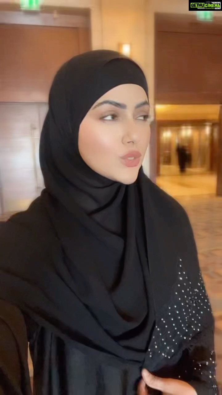 Sana Khan Instagram - Prayer room for ladies @fairmontmakkah (S2) It’s so nice n peaceful here 😍 Considering it’s so hot here it’s easy for senior citizens to pray here in cool temperature. I honestly loved this space to had to mention it 🌺 May Allah call us back soon 🤲🏻 Abaya @hayabysanakhan #sanakhan #anassaiyad #makkah #madina #umrah #alhamdulillah Makkah Clock Royal Tower, A Fairmont Hotel
