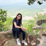 Sangeetha Bhat Instagram - Makalidurga trek photo dump part1🫰🏻🫰🏻🫶🏻🫶🏻🥰🥰 #sangeethabhat #sangeethabhatsudarshan #actress #naturelover #makalidurga #trek #photodump #monsoontrek #karnataka MakaliDurga Hills