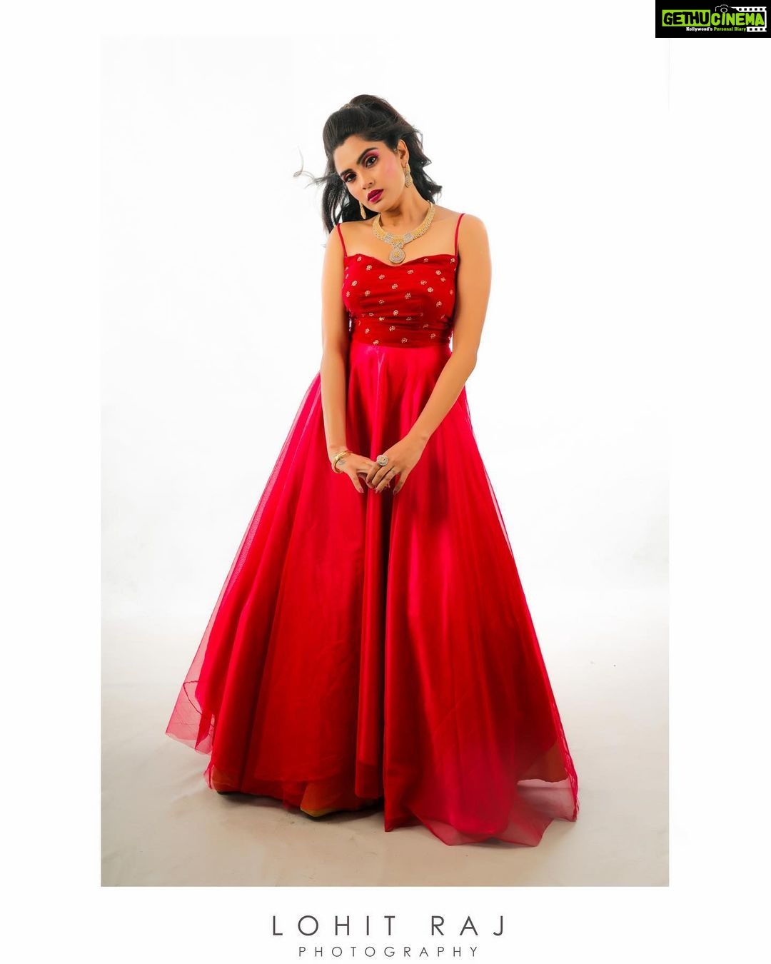 Sangeetha Bhat Instagram - If you change the way you look at things, The things you look at change. Read that again. Mua- @uniquemakeover_by_nethrarajesh Photography & Studio- @lohitrajkumar @crushstudios.lrk Couture- @vastra_villa_by_ashwini Jewellery- @vishaki.rentjewellery Hair- @magical_makeover_by_anitha Inframe- @sangeetha_bhat #actress #actresstheunknown #sangeethabhat #sangeethabhatsudarshan #redgown #photoshoot Bangalore, India