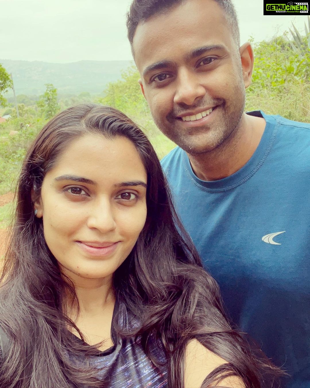 Sangeetha Bhat Instagram - Makalidurga trek photo dump part 2 @sudarshan_rangaprasad π«Άπ»ππ #sangeethabhat #sangeethabhatsudarshan #sudarshanrangaprasad #makalidurga #trek #karnataka #monsoontrek #actorslife MakaliDurga Hills