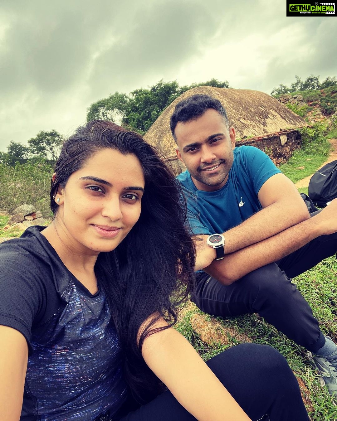 Sangeetha Bhat Instagram - Makalidurga trek photo dump part 2 @sudarshan_rangaprasad π«Άπ»ππ #sangeethabhat #sangeethabhatsudarshan #sudarshanrangaprasad #makalidurga #trek #karnataka #monsoontrek #actorslife MakaliDurga Hills
