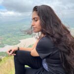 Sangeetha Bhat Instagram - Makalidurga trek photo dump part1🫰🏻🫰🏻🫶🏻🫶🏻🥰🥰 #sangeethabhat #sangeethabhatsudarshan #actress #naturelover #makalidurga #trek #photodump #monsoontrek #karnataka MakaliDurga Hills