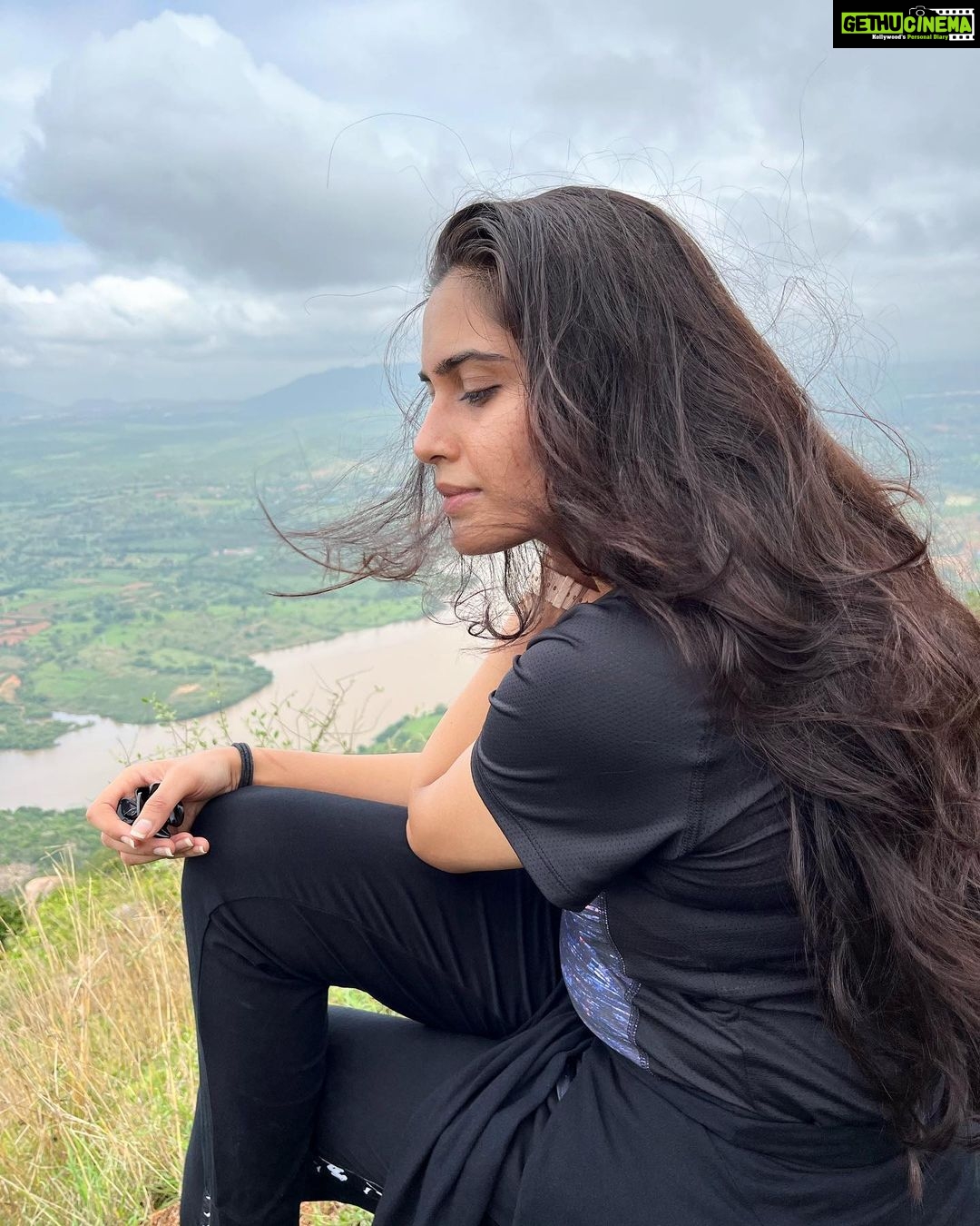 Sangeetha Bhat Instagram - Makalidurga trek photo dump part1π«°π»π«°π»π«Άπ»π«Άπ»π₯°π₯° #sangeethabhat #sangeethabhatsudarshan #actress #naturelover #makalidurga #trek #photodump #monsoontrek #karnataka MakaliDurga Hills