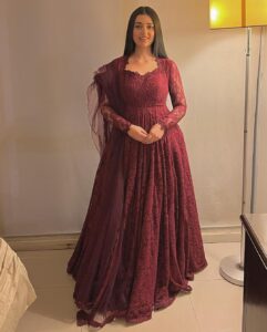 Sarah Khan Instagram - ♥️

Wearing @farahandfatima