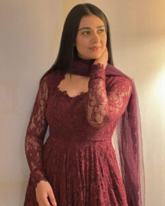 Sarah Khan Instagram - ♥️

Wearing @farahandfatima