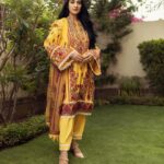 Sarah Khan Instagram - The radiant yellow is my favourite from @gisele.pk lawn collection. Living the summer life ☀️ Go orders your now at gisele.pk PR:aneehafeez 📸 @itsshehryaradil #Giséle #sarahkhan #sarafalak #aneehafeez