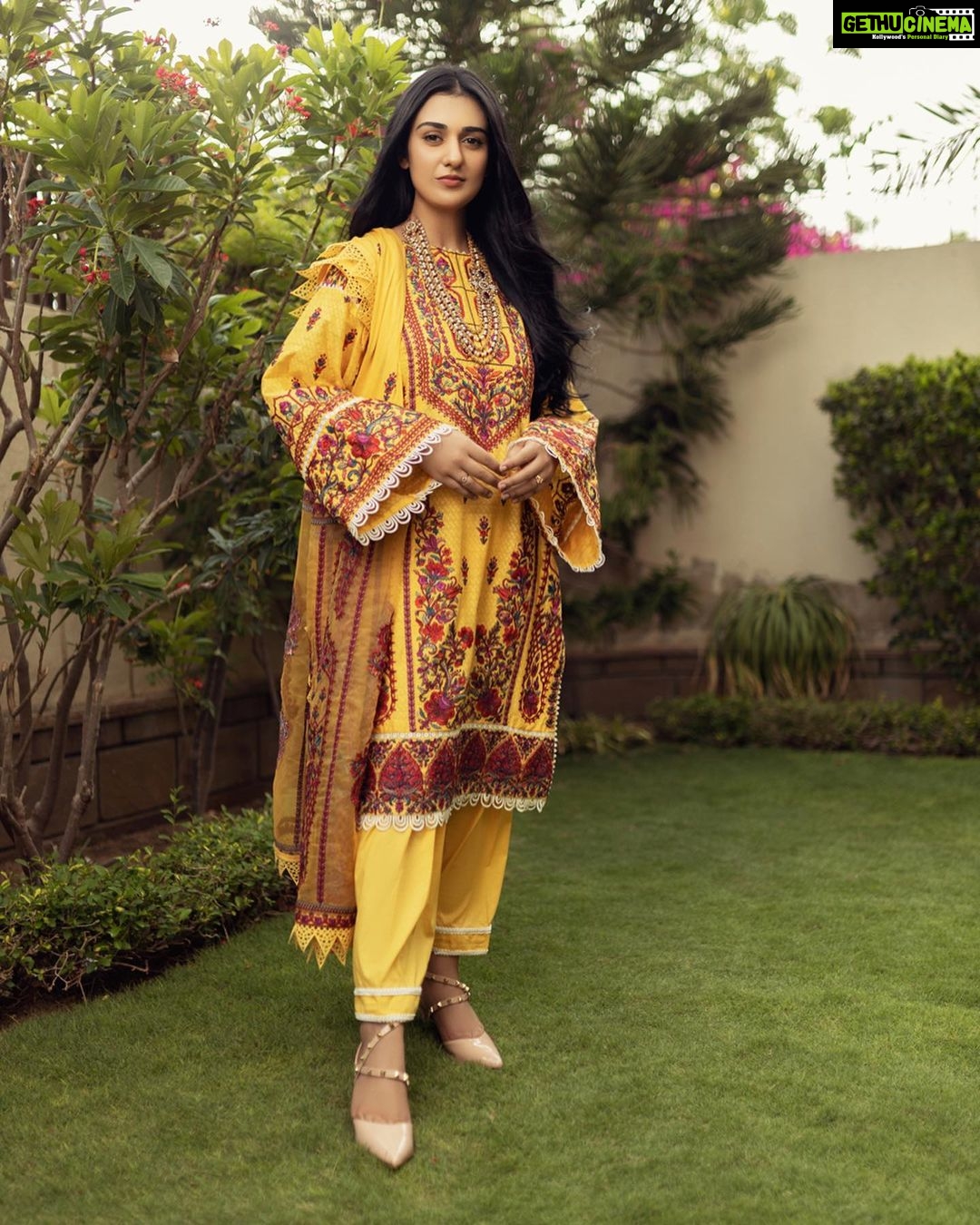 Sarah Khan Instagram - The radiant yellow is my favourite from @gisele.pk lawn collection. Living the summer life ☀️ Go orders your now at gisele.pk PR:aneehafeez 📸 @itsshehryaradil #Giséle #sarahkhan #sarafalak #aneehafeez