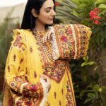 Sarah Khan Instagram - The radiant yellow is my favourite from @gisele.pk lawn collection. Living the summer life ☀️ Go orders your now at gisele.pk PR:aneehafeez 📸 @itsshehryaradil #Giséle #sarahkhan #sarafalak #aneehafeez