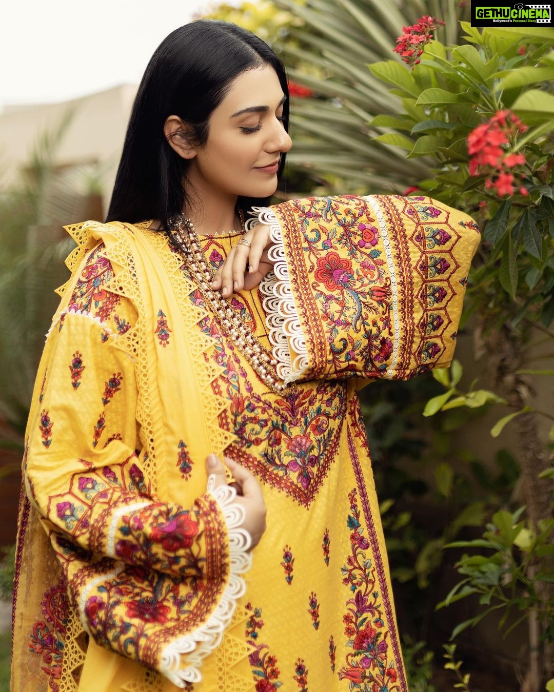 Sarah Khan Instagram - The radiant yellow is my favourite from @gisele.pk lawn collection. Living the summer life ☀️ Go orders your now at gisele.pk PR:aneehafeez 📸 @itsshehryaradil #Giséle #sarahkhan #sarafalak #aneehafeez