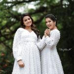 Sarayu Mohan Instagram - പാട്ട് പാടുന്ന ഒരു സുഹൃത്ത് ജീവിതത്തിൽ ഉണ്ടാവുക തന്നെ വേണം....രണ്ട് വരി പോലും മൂളാൻ അറിയാത്ത, പാട്ടിന്റെ ഒക്കെ വരികൾ വെറുതെ പഠിച്ചിരിക്കുന്ന എനിക്കും ഉണ്ടൊരു പാട്ടുകാരി പെണ്ണ്! കുയിൽ നാദം പോൽ അവൾ പാടിയ, പൂ പോലൊരു പാട്ടിന് ഞങ്ങളുടെ ഒരു ആഗ്രഹം,ഒന്നിച്ചു വിഷ്വൽസ്.... Thank u @prajil_bhaskaran @meeramax_makeupartist_ @_story_telle__r @wool_gatheringdesign, green media for all support ♥️ https://youtu.be/hBHi49204So