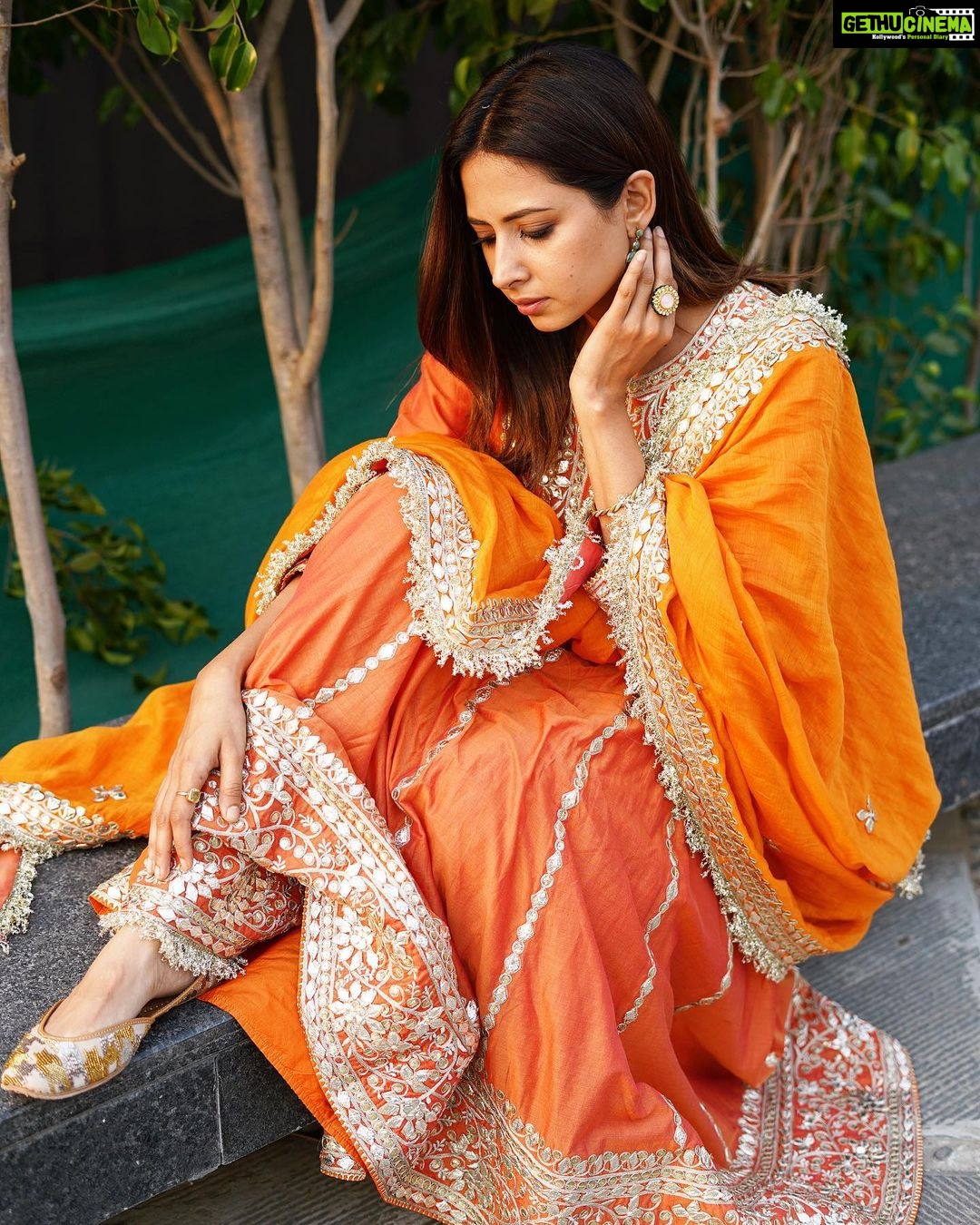 Sargun Mehta Instagram - Bahar se shaant hun par ander toh laddoo phoot rahein hain. Thank you for a such a GRAND RESPONSE TO SAUNKAN SAUNKNE π Outfit by @heenakochharofficial Ring by @curiocottagejewelry Stylist @d_devraj Style team @stylebyayesha @aestheticstyles.by.yashasvi