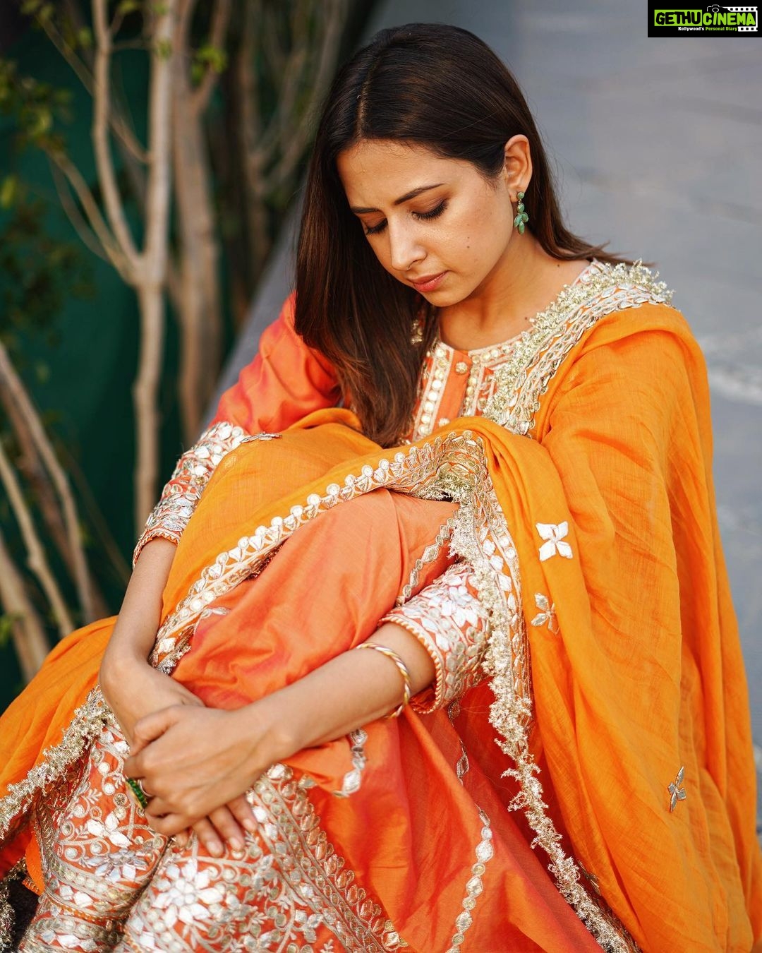 Sargun Mehta Instagram - Bahar se shaant hun par ander toh laddoo phoot rahein hain. Thank you for a such a GRAND RESPONSE TO SAUNKAN SAUNKNE π Outfit by @heenakochharofficial Ring by @curiocottagejewelry Stylist @d_devraj Style team @stylebyayesha @aestheticstyles.by.yashasvi