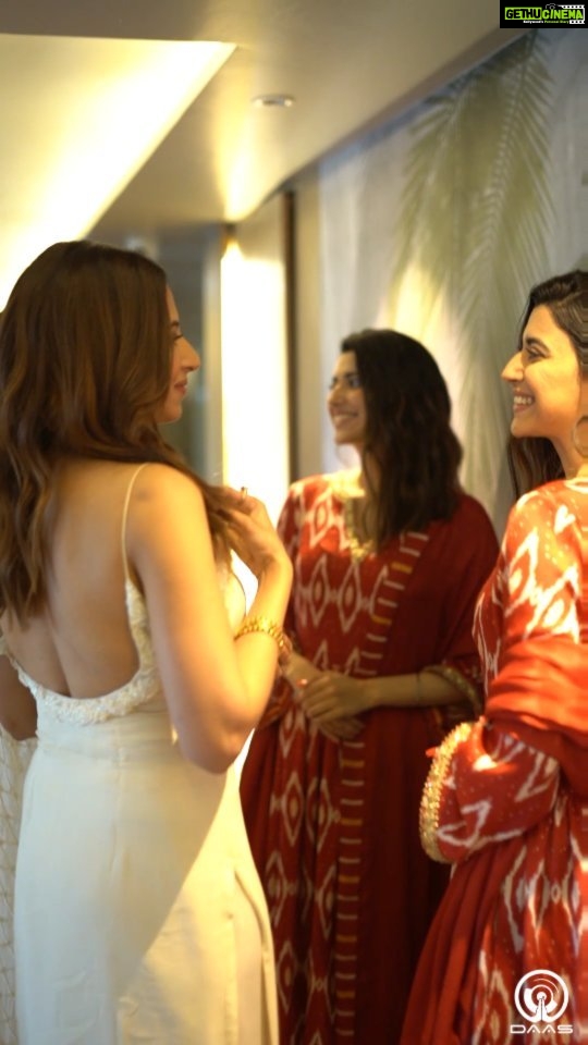 Sargun Mehta Instagram - Sabne kaha ki do actresses bohot ladti hain jab set pe hoti hain .. par humne toh nayi dosti ki shuruwat ki. Thank you @nimratkhairaofficial for being one of favorite co-actors.. love love and only love to my saunkan ❤️❤️ #SAUNKANSAUNKNE running BLOCKBUSTERLY in its 2nd week😁😁