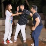 Sargun Mehta Instagram - Waise toh producer saab ravi dubey bohot khush hain.. shayad isiliye bina kuch kahe hamaare dhakke khaa liye. Saunkan @dannyalagh #saunkansaunkne running Blockbusterly in its 2nd Week