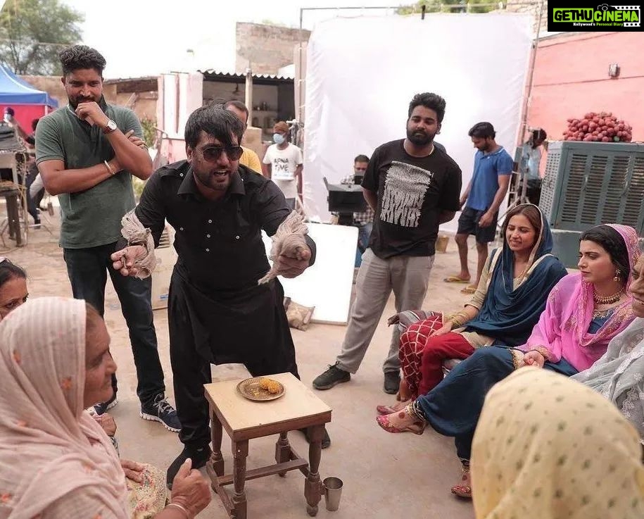 Sargun Mehta Instagram - Dasso kehde scene di reheasal chal rahi ae by @amberdeepsingh te @amarjitsaron ? Te nimmo ehni saddi kyun baithi ae 🤣🤣. @ammyvirk ehna surprised kyon lagg reha hai ?? #SAUNKANSAUNKNE running BLOCKBUSTERLY IN THEATRES NEAR YOU.
