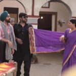 Sargun Mehta Instagram – Dasso kehde scene di reheasal chal rahi ae by @amberdeepsingh te @amarjitsaron ?

Te nimmo ehni saddi kyun baithi ae 🤣🤣.
@ammyvirk ehna surprised kyon lagg reha hai ??

#SAUNKANSAUNKNE running BLOCKBUSTERLY IN THEATRES NEAR YOU.