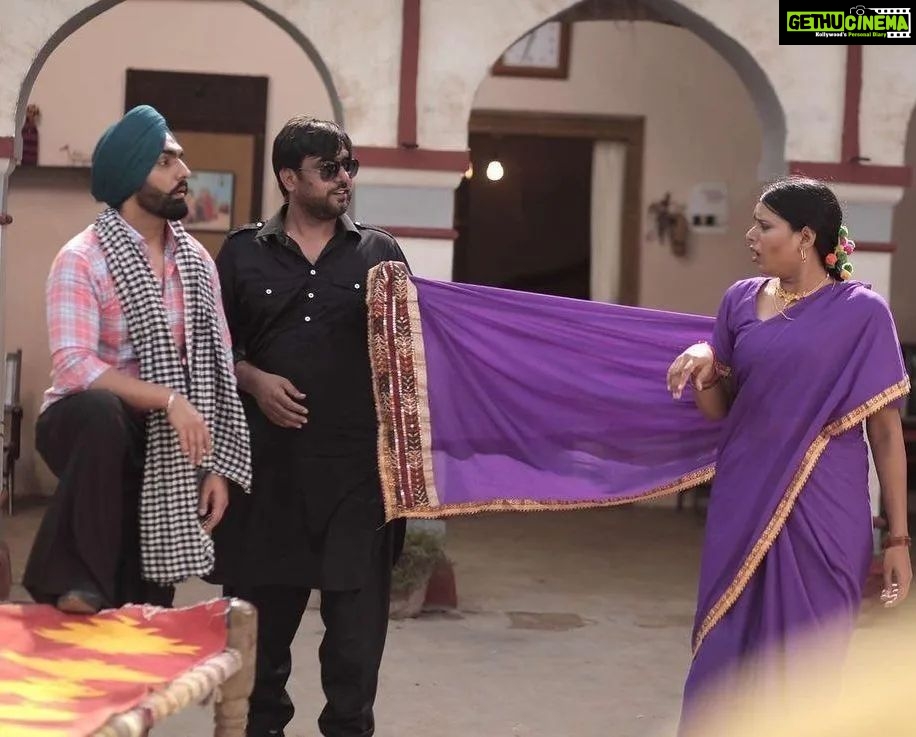 Sargun Mehta Instagram - Dasso kehde scene di reheasal chal rahi ae by @amberdeepsingh te @amarjitsaron ? Te nimmo ehni saddi kyun baithi ae 🤣🤣. @ammyvirk ehna surprised kyon lagg reha hai ?? #SAUNKANSAUNKNE running BLOCKBUSTERLY IN THEATRES NEAR YOU.