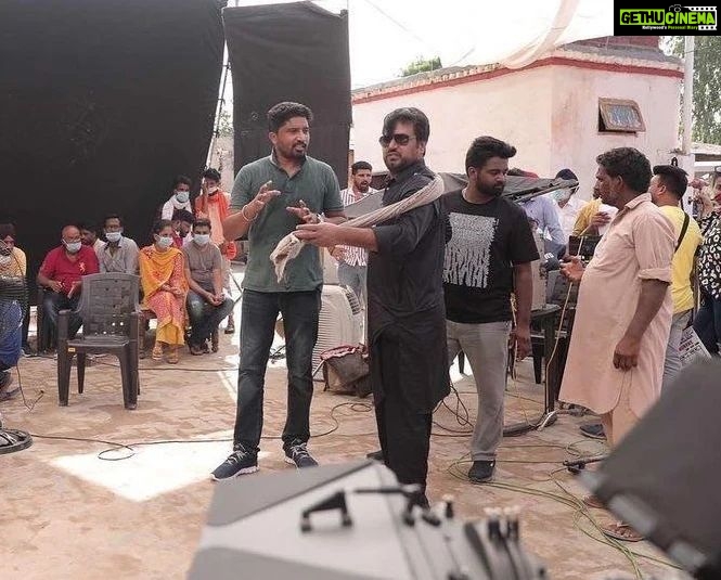 Sargun Mehta Instagram - Dasso kehde scene di reheasal chal rahi ae by @amberdeepsingh te @amarjitsaron ? Te nimmo ehni saddi kyun baithi ae 🤣🤣. @ammyvirk ehna surprised kyon lagg reha hai ?? #SAUNKANSAUNKNE running BLOCKBUSTERLY IN THEATRES NEAR YOU.