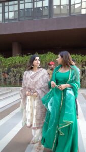 Sargun Mehta Instagram - Saunkan Saunkne13 May 🌸🌸

Asi te sade coactors @jasscheemaa @jodha0076 @vinodkumaryadav90 @ishanhairstylist @nitika.dass
