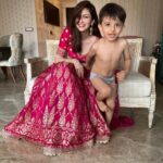 Saumya Tandon Instagram – Look who came to photo bom my shoot. 
Irresistibly cute , can anyone take eyes off him. Atleast not me. And fun part is he was bathing in the bathroom , ran out to take pictures with me. Arrey chaddi pahan ke phool khila hai phool khila hai. 
#bts #btsimages #saumyatandon