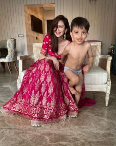 Saumya Tandon Instagram - Look who came to photo bom my shoot. 
Irresistibly cute , can anyone take eyes off him. Atleast not me. And fun part is he was bathing in the bathroom , ran out to take pictures with me. Arrey chaddi pahan ke phool khila hai phool khila hai. 
#bts #btsimages #saumyatandon