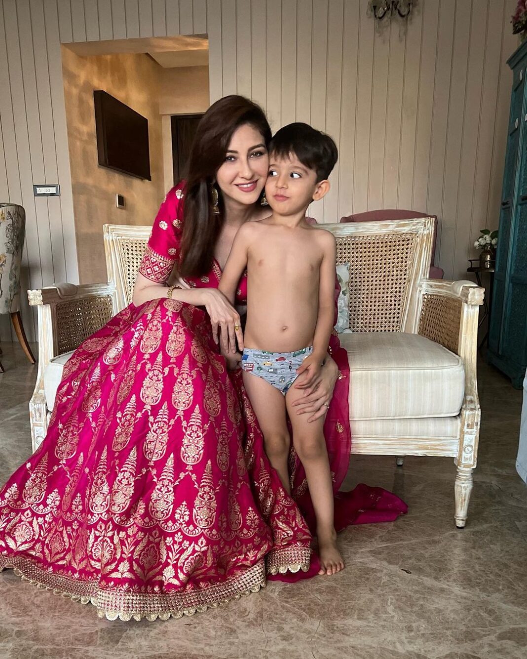 Saumya Tandon Instagram - Look who came to photo bom my shoot. Irresistibly cute , can anyone take eyes off him. Atleast not me. And fun part is he was bathing in the bathroom , ran out to take pictures with me. Arrey chaddi pahan ke phool khila hai phool khila hai. #bts #btsimages #saumyatandon