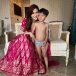 Saumya Tandon Instagram - Look who came to photo bom my shoot. Irresistibly cute , can anyone take eyes off him. Atleast not me. And fun part is he was bathing in the bathroom , ran out to take pictures with me. Arrey chaddi pahan ke phool khila hai phool khila hai. #bts #btsimages #saumyatandon