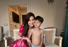Saumya Tandon Instagram - Look who came to photo bom my shoot. Irresistibly cute , can anyone take eyes off him. Atleast not me. And fun part is he was bathing in the bathroom , ran out to take pictures with me. Arrey chaddi pahan ke phool khila hai phool khila hai. #bts #btsimages #saumyatandon