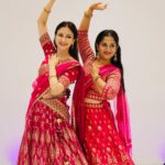 Saumya Tandon Instagram - A beautiful song suggested and Choreographed by @lalita_soni_kathak_and_beyond . Had so much collaborating. Much love . Studio @byou.in shot by @akash.yadav7245 #reelsindia #dancereels #indiandance #albelasajan #albelasajanaayore