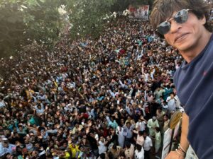 Shah Rukh Khan Instagram - How lovely to meet you all on Eid…. May Allah bless you with love happiness and may the best of your past be the worst of your future. Eid Mubarak!!