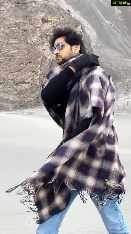 Shakti Arora Instagram - ❤️ #leh #nubra #nubravalley #ladakh Edit n shoot @diwakarnayal Shawl credit -laffu bhaiya @khyatinayal 😎 #shaktiarora Leh, India